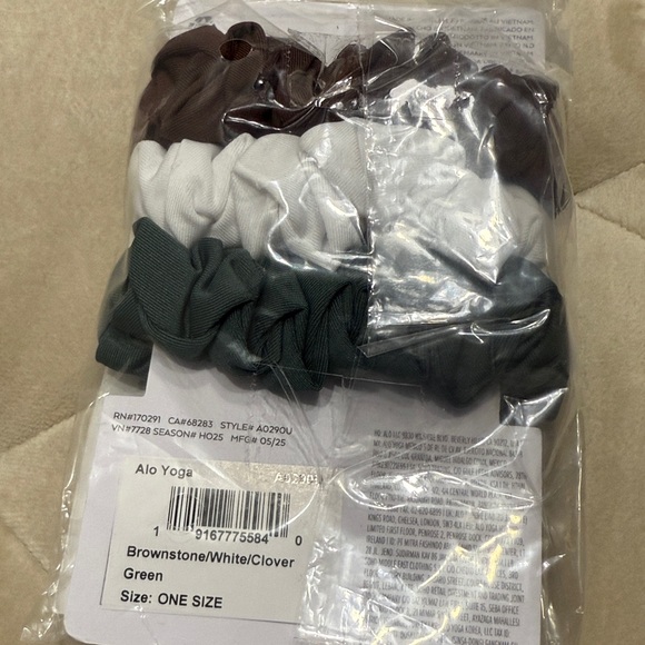 NWT, Alo Fresh Mini Scrunchie 3-Pack (Brownstone/White/Clover Green), Ret $34 - Picture 4 of 4